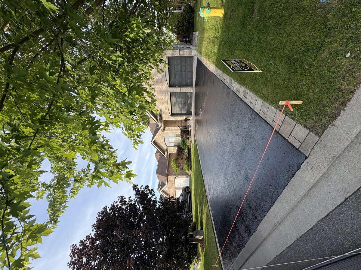 Freshly sealed driveway – Elite Sealcoatings